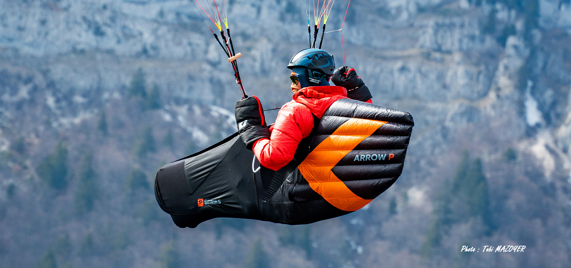 Pilote dans sa sellette stgae de performance parapente cross